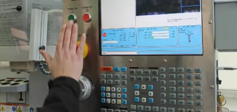 Co oznacza skrót CNC?