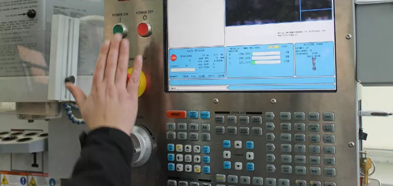 Co oznacza skrót CNC?
