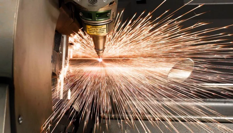 Cięcie laserem rur, profili i kształtowników specjalnych za pomocą wycinarki laserowej ADIGE LT 8.20 w technologii Fiber