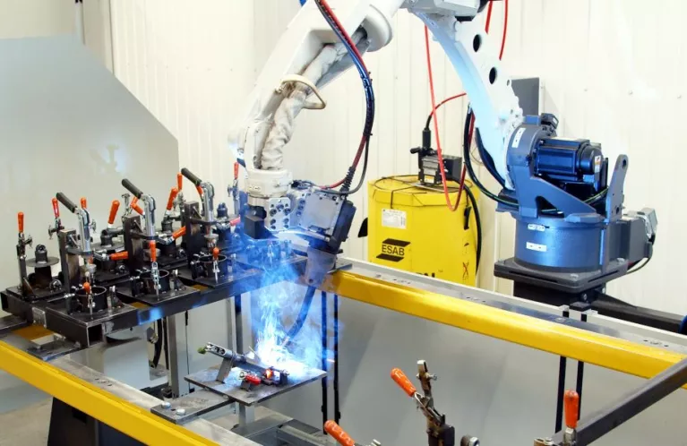 Roboty Panasonic TAWERS w Pro Metal Form – gdy spawanie staje się sztuką precyzji